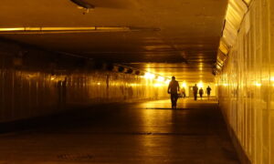 Подземный переход в желтом оттенке