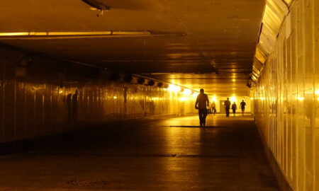 Подземный переход в желтом оттенке