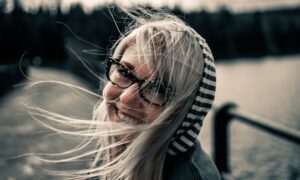 Девушка в очках улыбается