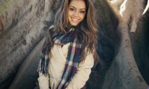 Девушка улыбается