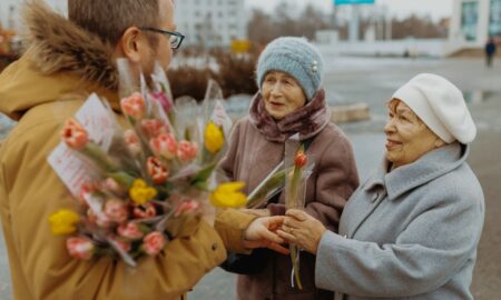 Дарят бабушкам цветы