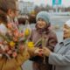 Дарят бабушкам цветы