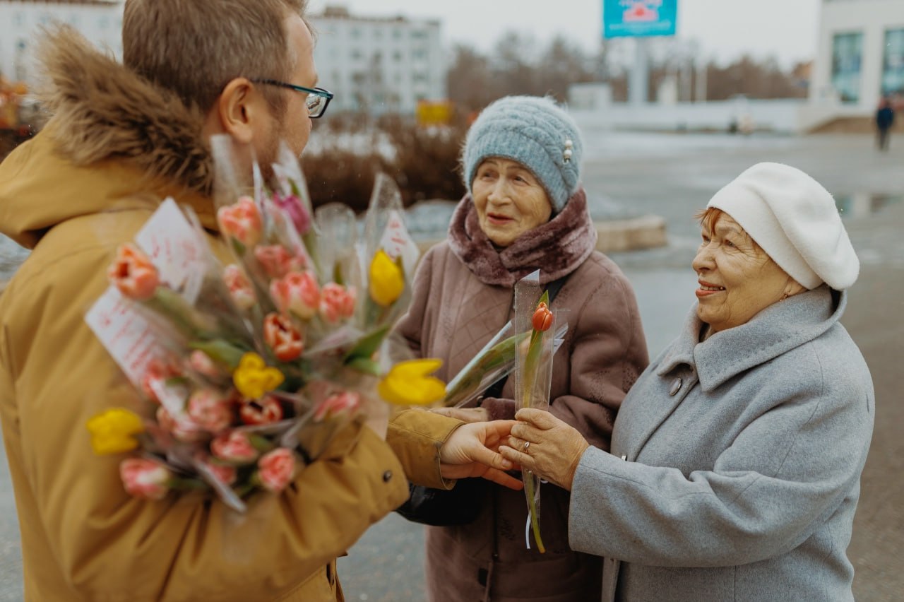 Дарят бабушкам цветы