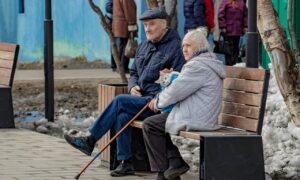 Люди в парке весной