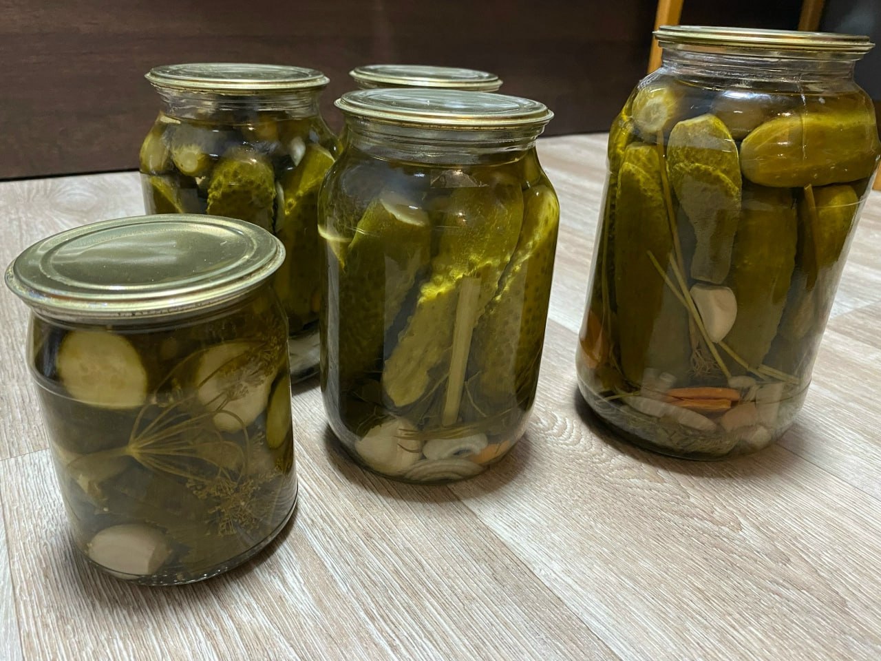 Малосольные огурцы в банках