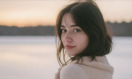 Девушка в пальто