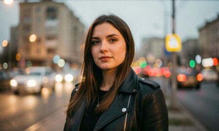 Девушка в кожаной куртке