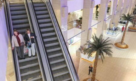 Женщины в торговом центре