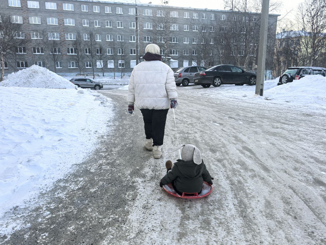 Катаются на снегу