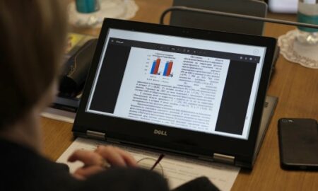 девушка смотрит в планшет