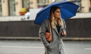 Девушка с зонтом