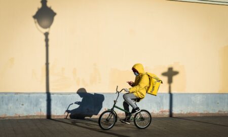 Курьер в желтом на велосипеде