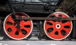 колеса поезда красного цвета