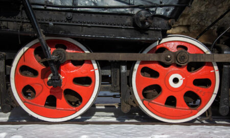 колеса поезда красного цвета