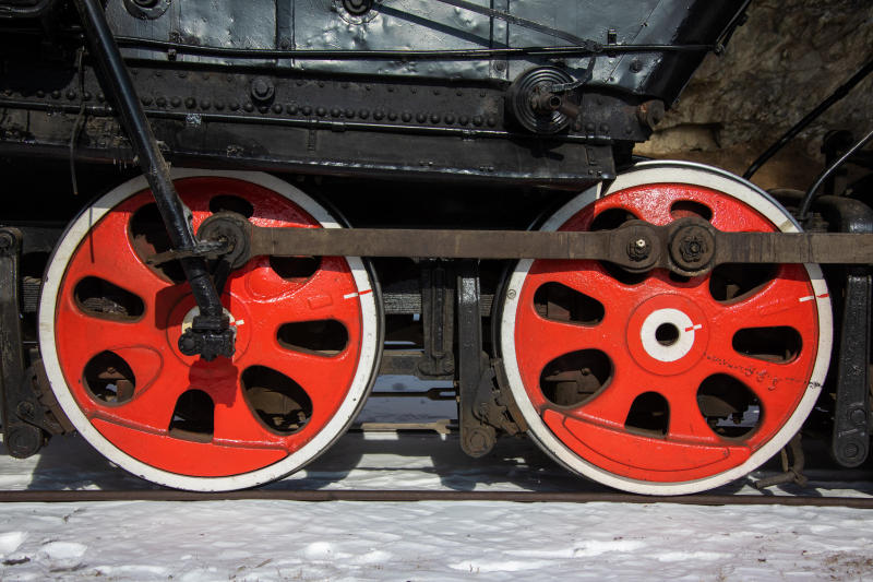 колеса поезда красного цвета