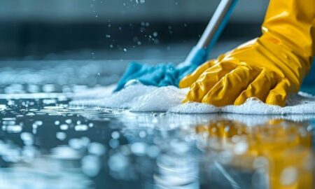 Человек моет пол