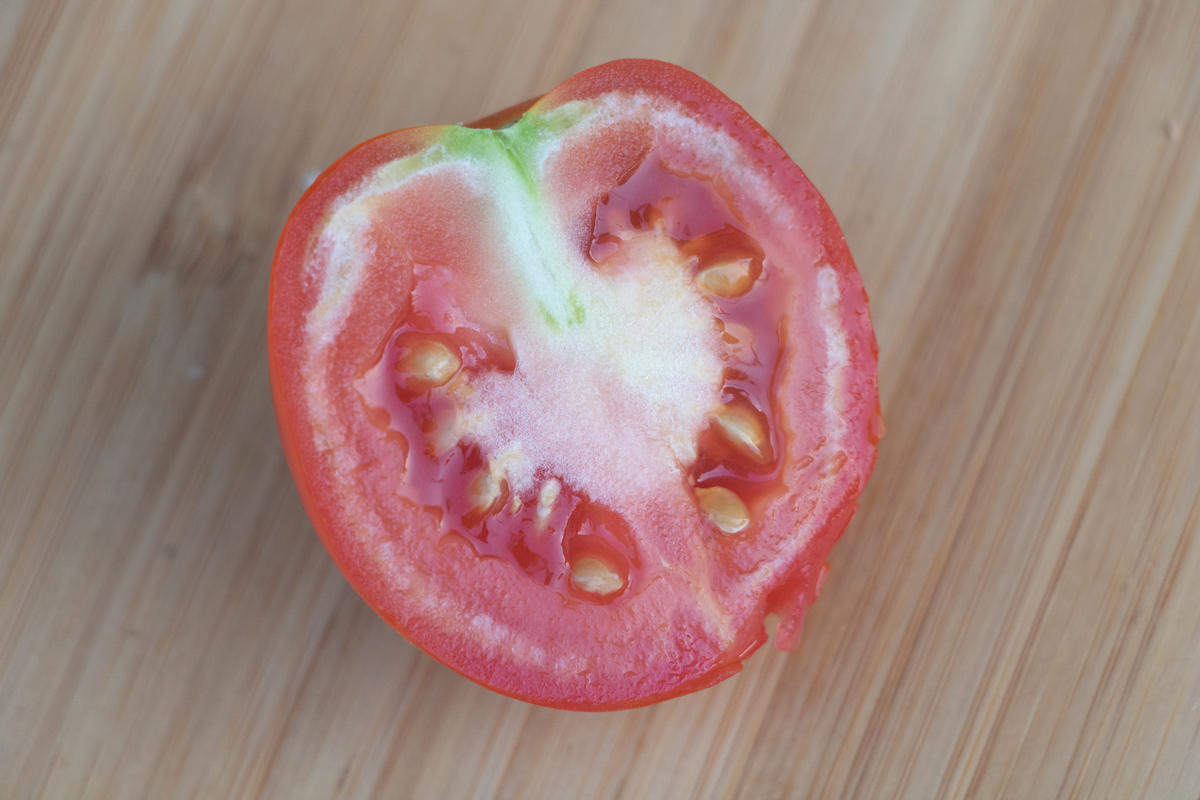 Помидор с белыми внутренностями