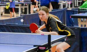 Теннисистка отбивает мяч