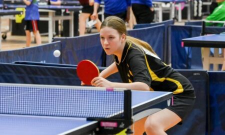 Теннисистка отбивает мяч