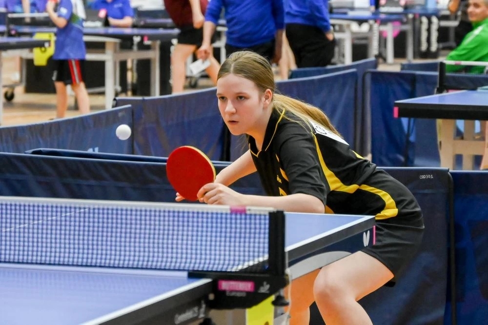 Теннисистка отбивает мяч