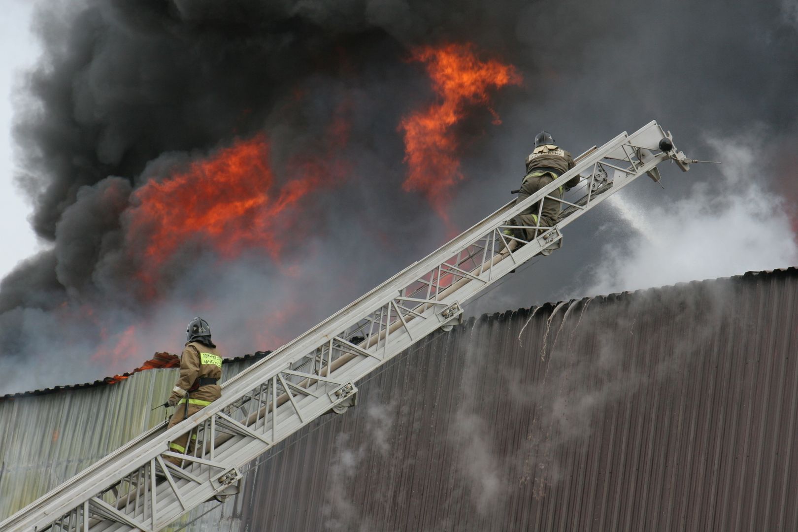 МЧС тушат пожар