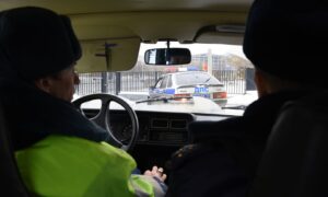 сотрудники ДПС в машине