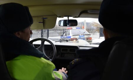 сотрудники ДПС в машине