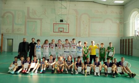 Баскетболисты на награждении