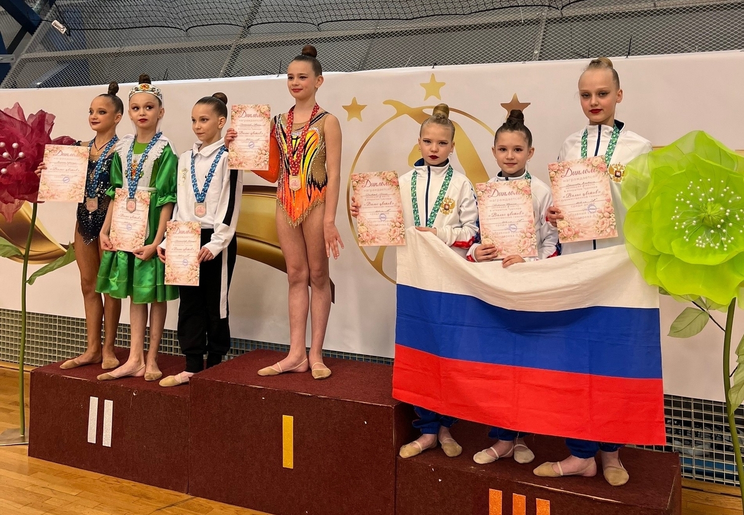 Гимнастки на пьедестале