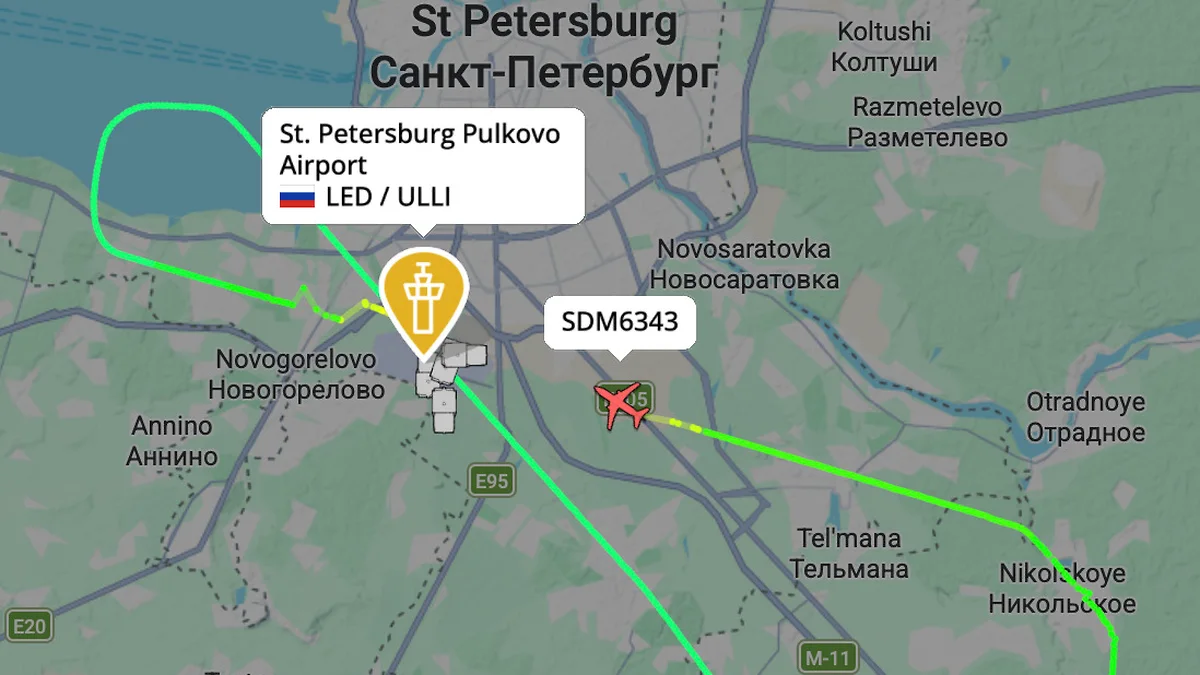 Самолет SSJ-100 вернулся в Пулково после вылета в Мурманск