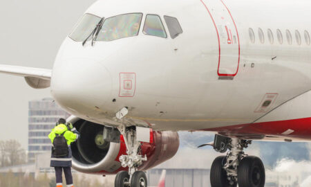 Суперджет 100 на перроне аэропорта Пулково в Санкт-Петербурге