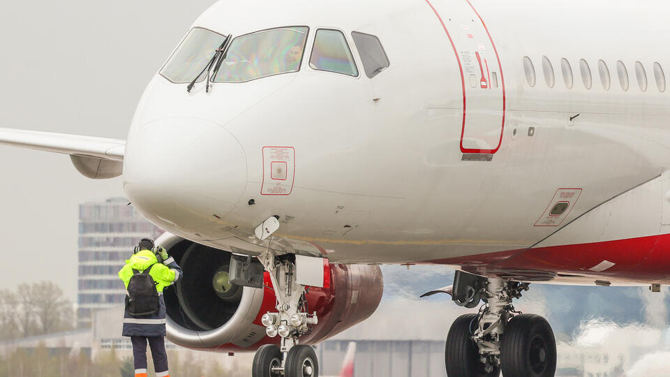 Суперджет 100 на перроне аэропорта Пулково в Санкт-Петербурге