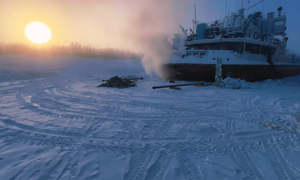 На замёрзшей реке отогревают судно