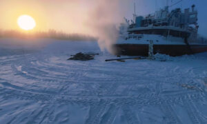 На замёрзшей реке отогревают судно