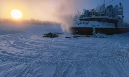 На замёрзшей реке отогревают судно