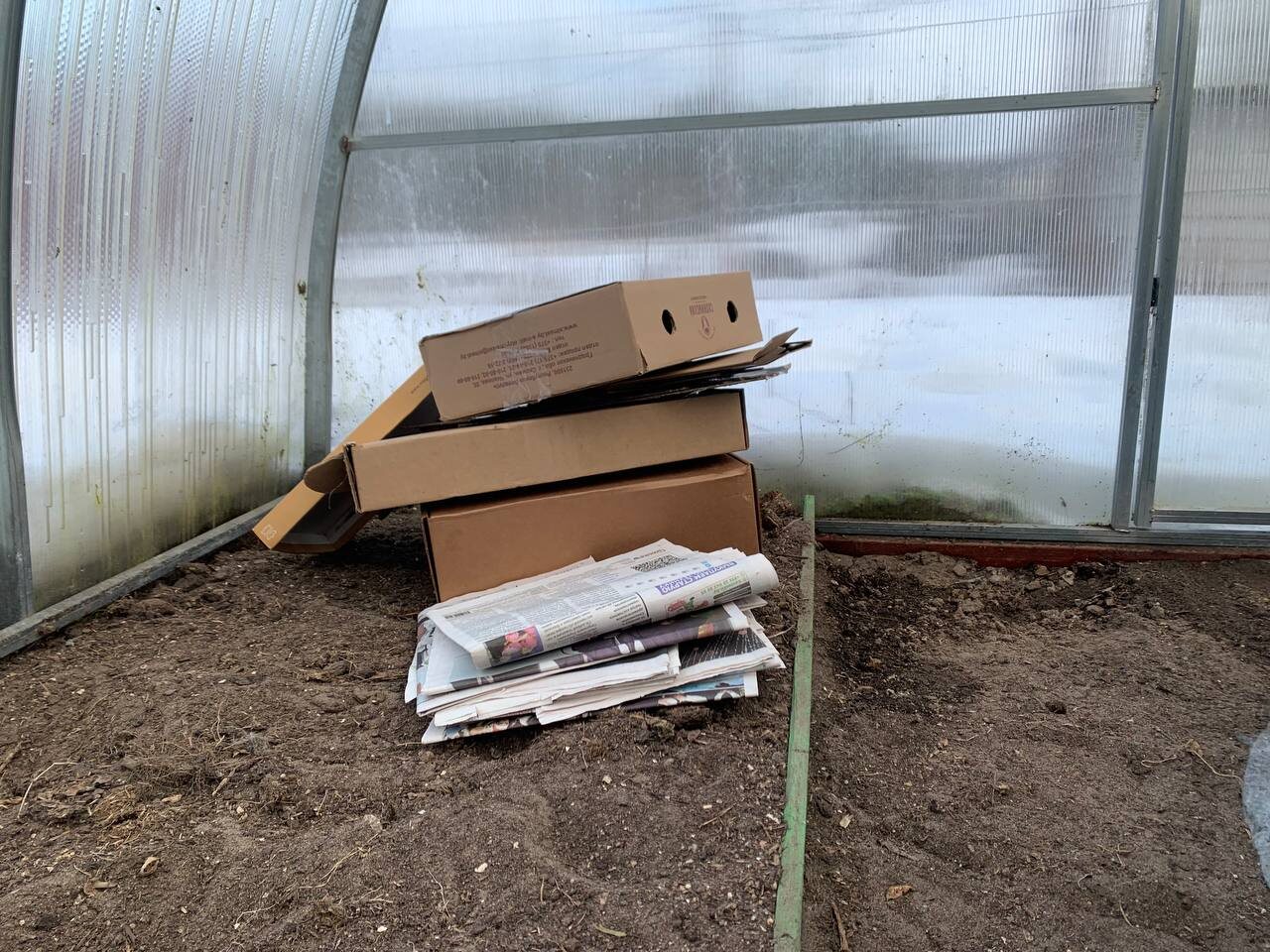 Коробки в теплице