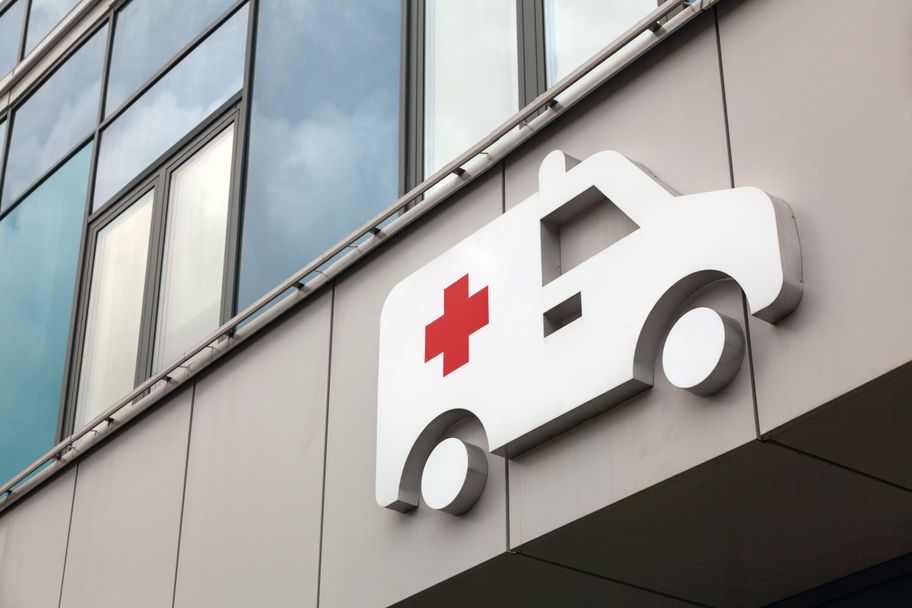 гравировка на стене больницы