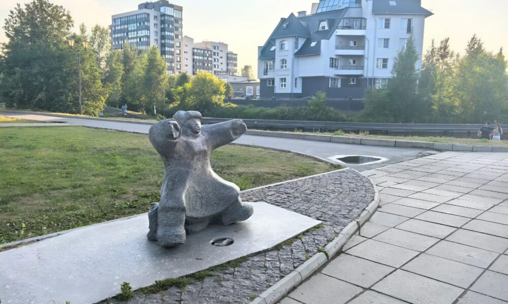 Скульптура на набережной в Петрозаводске