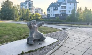 Скульптура на набережной в Петрозаводске