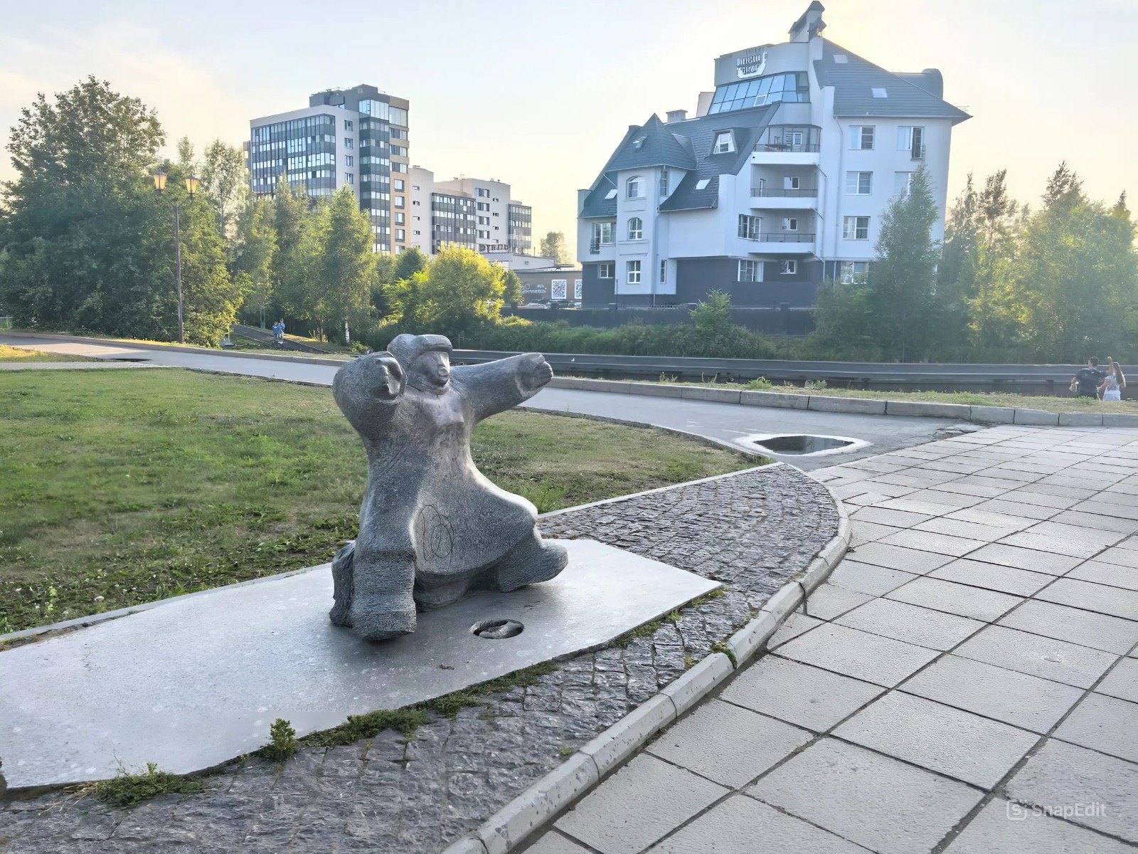 Скульптура на набережной в Петрозаводске