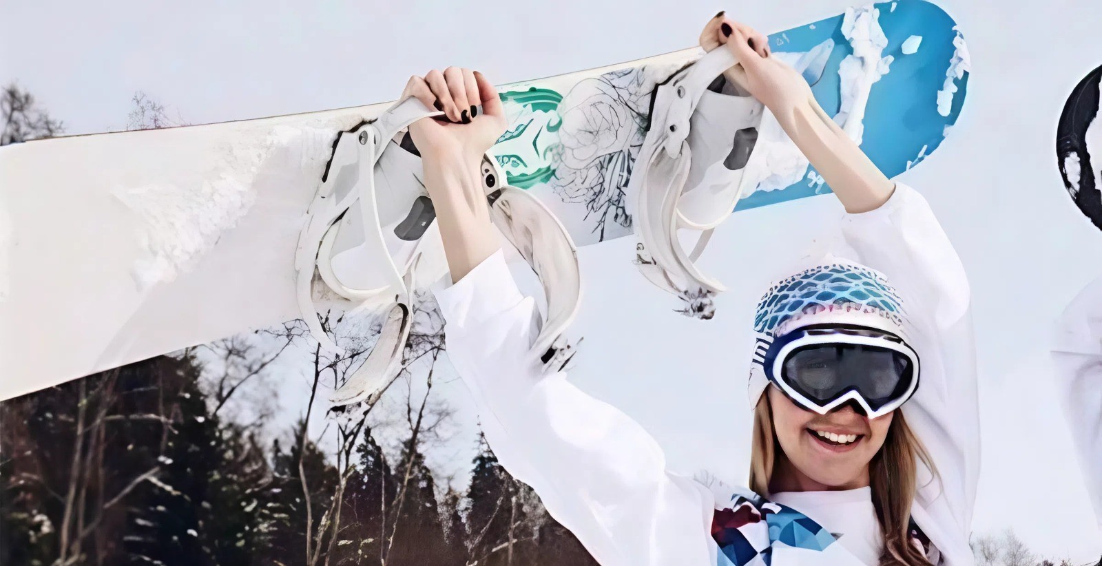 Счастливая сноубордистка с доской в руках