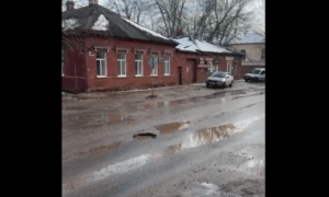 Огромная яма в асфальте