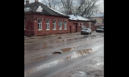 Огромная яма в асфальте