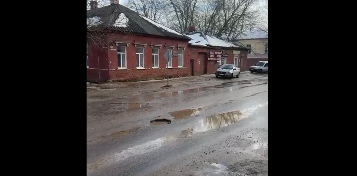 Огромная яма в асфальте