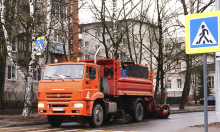 Спец машина стоит у дороги