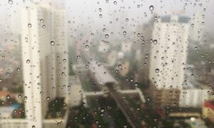 Капли дождя на стекле