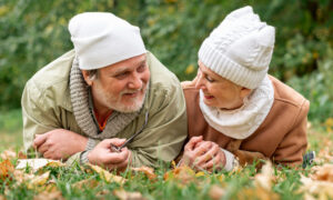 Пара веселых стариков на природе.