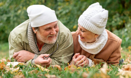 Пара веселых стариков на природе.