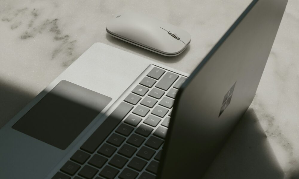 Ноутбук на столе