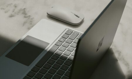 Ноутбук на столе